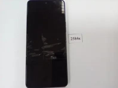 Сотовый телефоне Tecno Camon 19 в корпусе черного цвета в силиконовом чехле