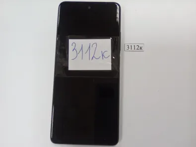Сотовый телефон Infinix в чехле